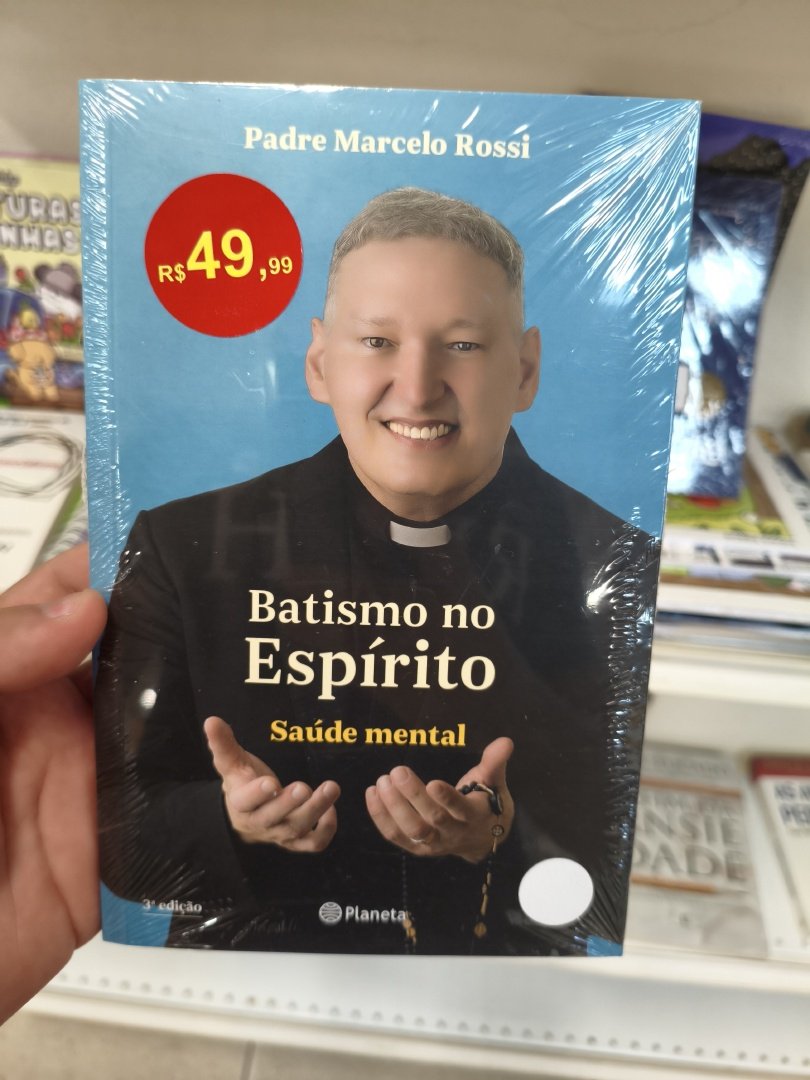 Foto de um livro aberto com iluminação de flash estourada e sombras duras